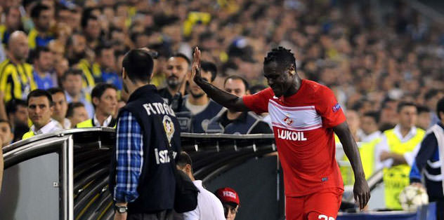 Emenike maçı tamamlayamadı