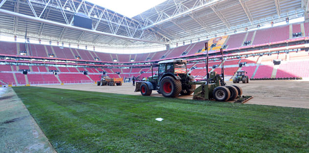 Arena'ya çimler serilmeye başlandı
