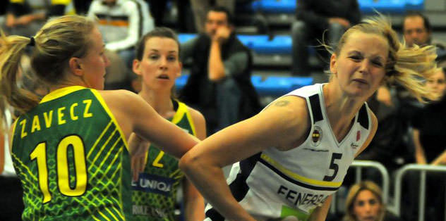 Fener gurbette güldü