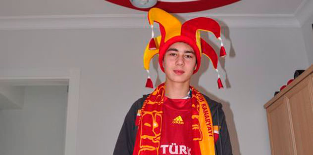 Fanatik G.Saraylı tavana alçıdan logo yaptırdı