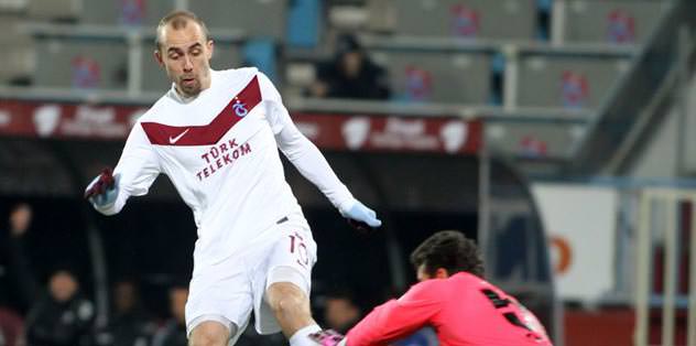 Adrian coşturdu