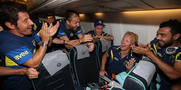 Kuyt'a uçakta sürpriz parti