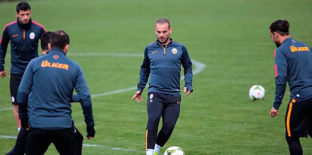 Kaptan Sneijder takım otobüsünde