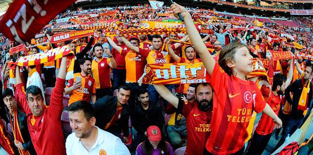 Arena yıkılıyordu