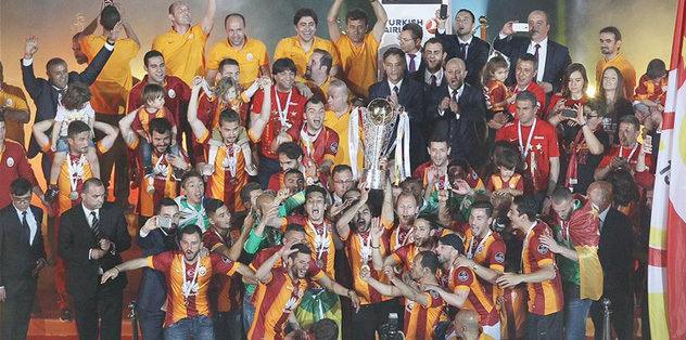 Aslan taç taktı