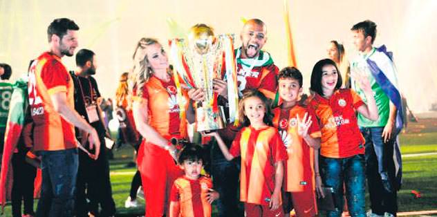 Eşler de tribünde
