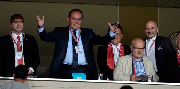 Demirören de tribünde