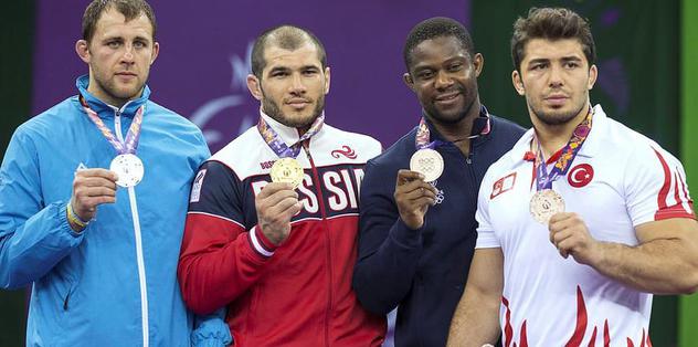 Cenk İldem'den bronz madalya