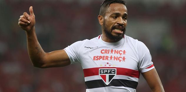 Sol beke Alvaro Pereira iddiası