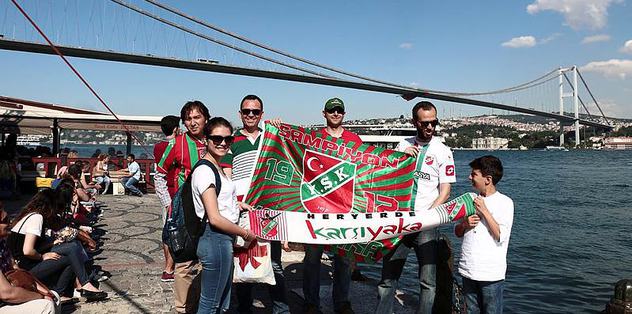 Karşıyaka bayrağı İstanbul Boğazında