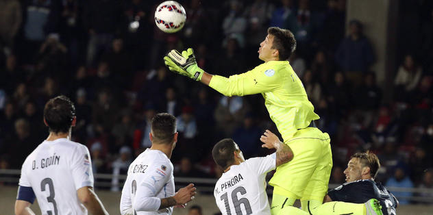 Muslera Uruguay'ı da kurtardı
