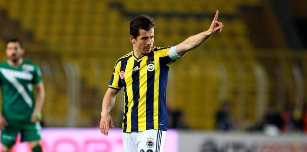 Emre masaya oturuyor