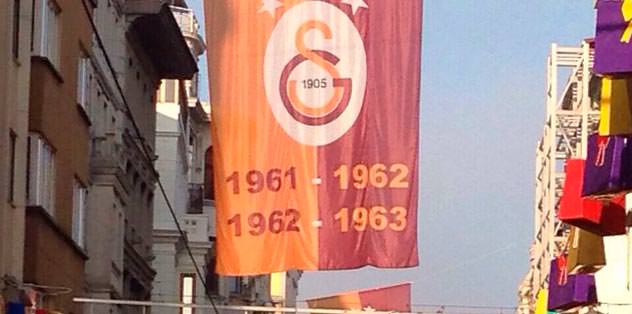 İstiklal de sarı-kırmızı
