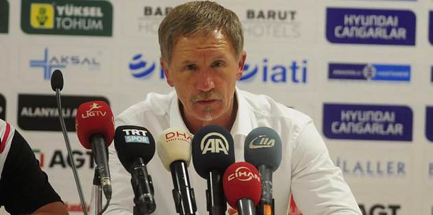 Stuart Baxter gönderildi