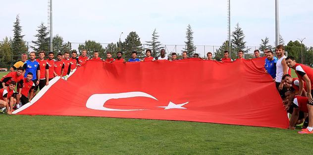 Es-Es'ten şehitler için saygı duruşu