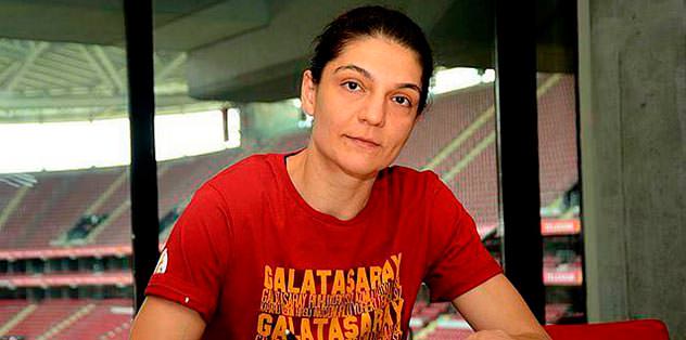 Nevriye imzaladı