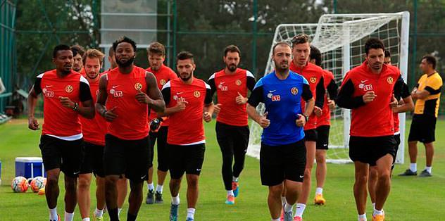 Es-Es, çalışmalara Gekas'sız başladı