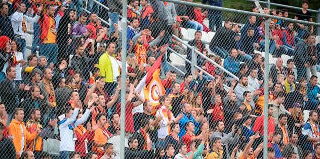 Tribünde dostluk pankartları