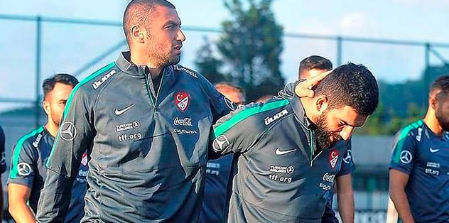 Burak tribünde