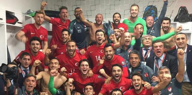 Soyunma odasında zafer pozu