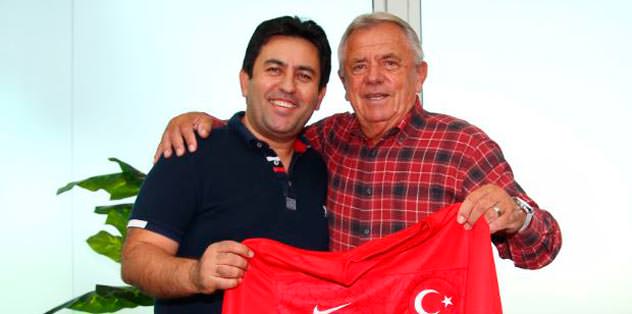 O hoca hemen gönderilmeli