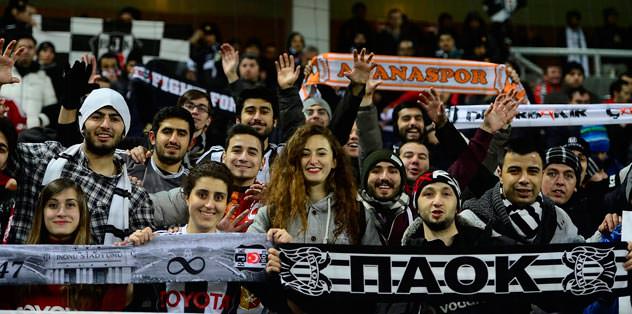 Taraftarlar şov yaptı!