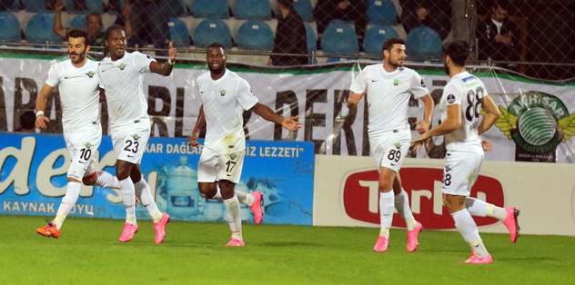 Akhisar fişi ilk yarıda çekti