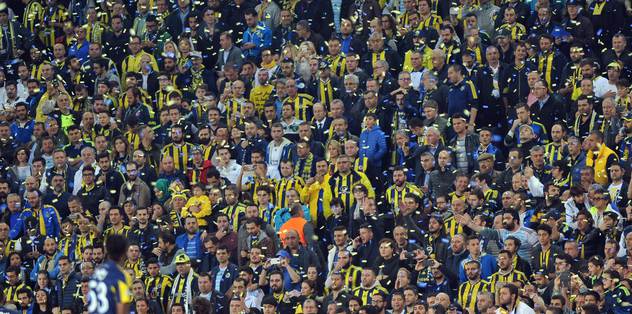 Taraftarlar birbirine girdi