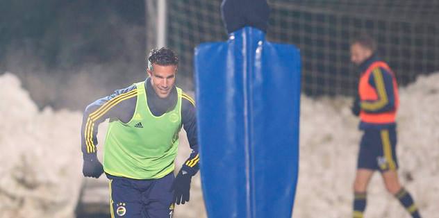 Robin van Persie ayrı çalıştı