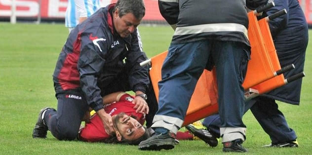 Doktor hakem, futbolcunun hayatını kurtardı