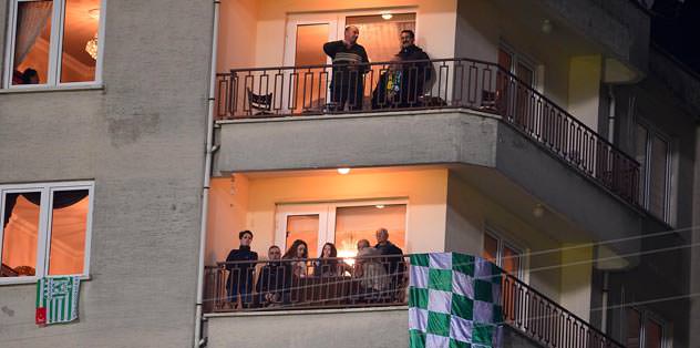Hem stat hem balkonlar doldu