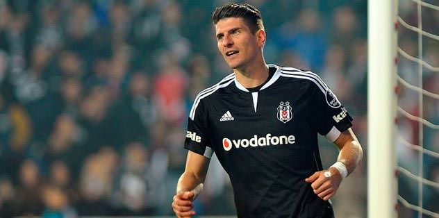 Gomez atıyor taraftar izliyor