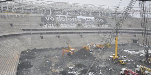 Arena'da vinçler tek tek sökülüyor