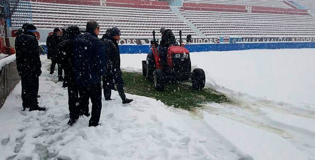 Avni Aker'de kar kalınlığı 30 cm'yi aştı