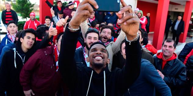 Protestoya geldiler selfie çekildiler!