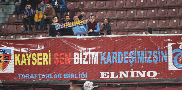 Tribünde dostluk