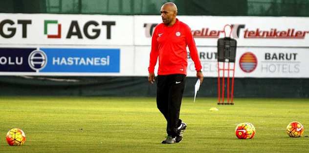 Morais dümene geçti
