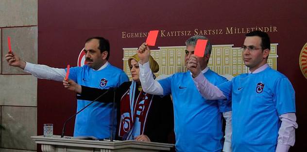 Mecliste kırmızı kartlı protesto