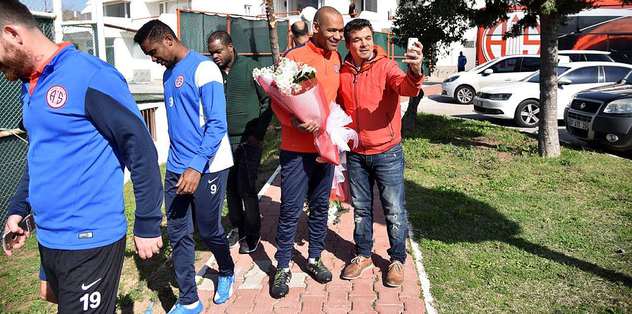 Eto'o ve Morais'e çiçekli sürpriz