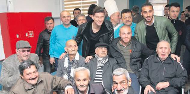 Darülaceze'ye ziyaret