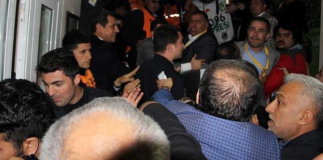 Tugay Kerimoğlu ve teknik heyet arasında arbede