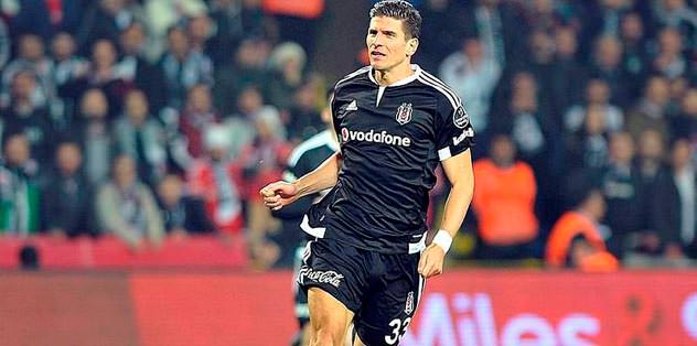 Gomez, van Persie'yi ezdi