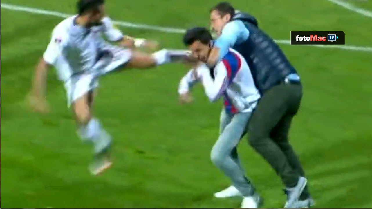 Futbolcudan taraftara tekme