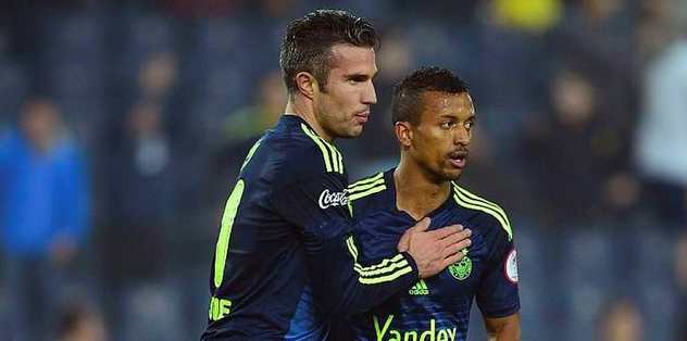 van Persie kendine geldi
