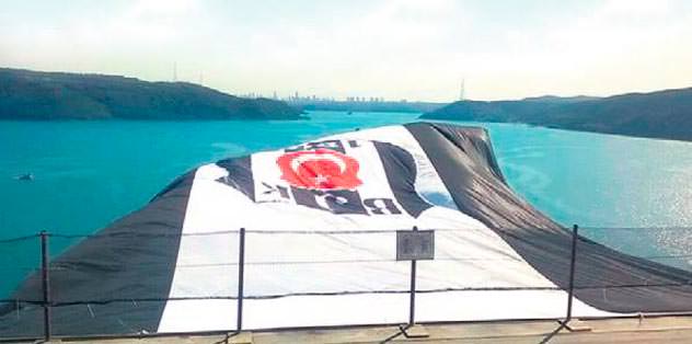Köprüye ‘dev’ bayrak asıldı