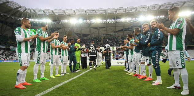 Sahaya çıkarken Beşiktaş'ı alkışladılar