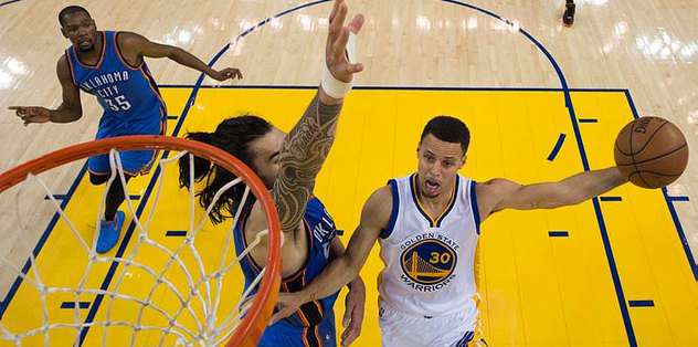 Curry takımını yine sırtladı