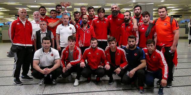 Dünya 3.'sü olan Grekoromen Güreş Milli Takımı yurda döndü