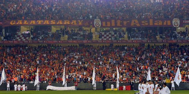 Dursun Özbek taraftarlar arasında