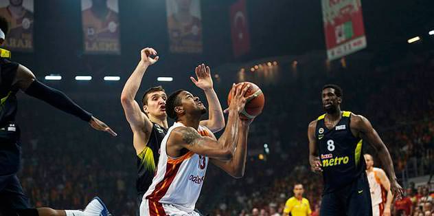 Aslan evinde kükredi